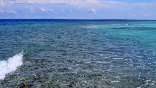 热带海滨海滩从浅海到沙巴附近有白色沙滩背景的浅海的视频