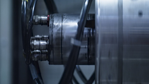 技术工厂用橡胶坯料旋转的详细轮胎成型机6秒视频