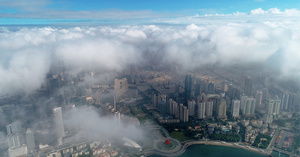 4k航拍从云层之上看青岛五四广场海滨34秒视频