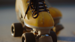 黄色旱冰鞋特写15秒视频