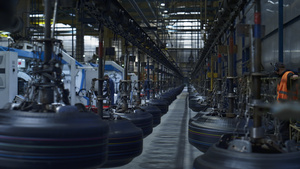 存储设施的轮胎生产厂工人使用现代机器7秒视频