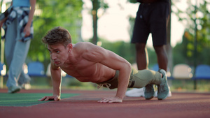 有肌肉的运动员在户外运动场做俯卧撑17秒视频