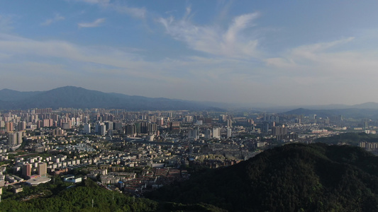 航拍被山包围的城市湖南湘西怀化城市全景视频