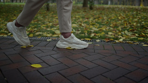 在城市公园里行走的男性脚步特写17秒视频
