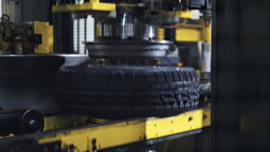 汽车现代车间汽车轮胎冲压输送机工作流程15秒视频