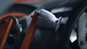制造中自动机械旋压轮胎的详细生产13秒视频