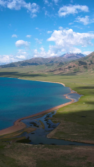 航拍天山山脉下的5A风景区赛里木湖风光视频旅游景区45秒视频