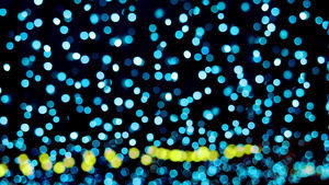 横跨模糊的bokeh蓝光在夜间花园露天装饰19秒视频