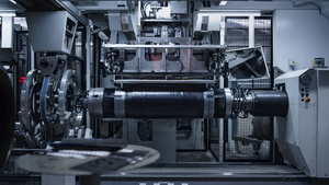 机器人轮胎厂工人在工厂时操作生产过程12秒视频