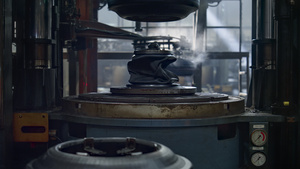 在工厂生产新橡胶生产的汽车轮胎仓库机12秒视频