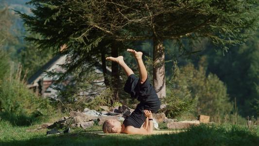 在山林躺在瑜伽垫上训练的女孩视频