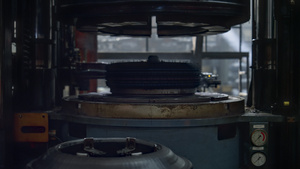 制造新橡胶产品的工厂轮胎生产机制16秒视频