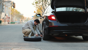 男人在路边使用千斤顶更换汽车备胎12秒视频