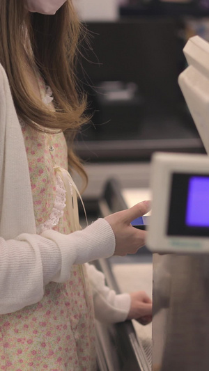 用电子支付超市出口的年轻女生智慧生活11秒视频