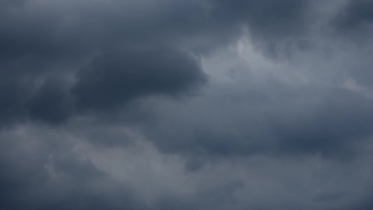 黑雨云白天在天空上飞快地移动时间流逝视频