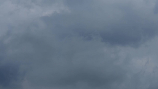 黑雨云白天在天空上飞快地移动时间流逝视频