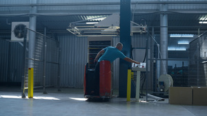 男子操作存储卡车移动生产箱管理仓库交付13秒视频