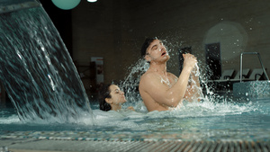 情侣女子在温泉泳池泡澡游泳享受假期26秒视频