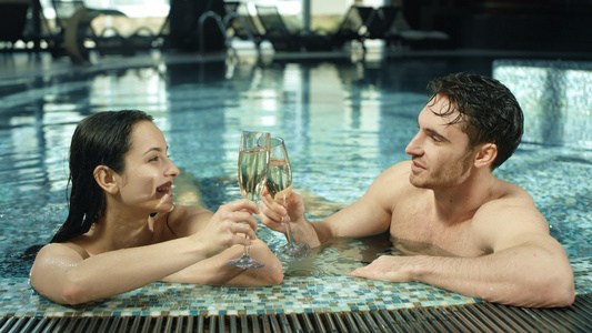 漂亮的一对夫妇在温泉泳池泡澡游泳享受假期视频