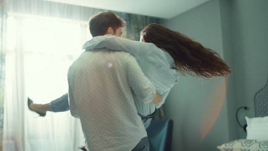快乐的情侣在酒店房间拥抱视频