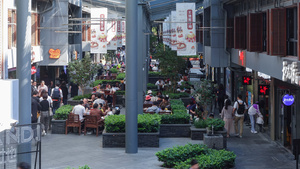 城市商业中心美食街人来人往4k商业素材12秒视频