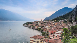 意大利著名旅游胜地加尔达湖湖畔小镇日落延时视频37秒视频