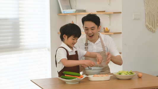 父子制作鸡蛋料理[兄弟两人]视频