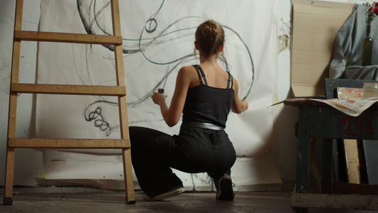 女画家执笔画画创意画家在内作艺术品视频