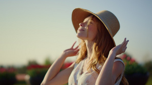 漂亮的女孩在夏日摘下遮阳帽10秒视频