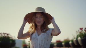 迷人的女孩在阳光明媚的日子里摘下遮阳帽12秒视频