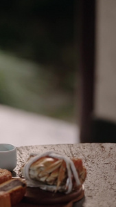 汉服女子扇扇子倒酒吃月饼传统节日视频