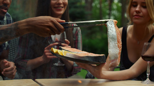 专注女性帮助后院厨师的人手把鱼片放在烤架上23秒视频