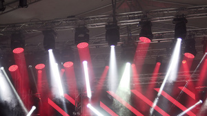 配有烟雾和红引导反射光束的明亮音乐会舞台10秒视频