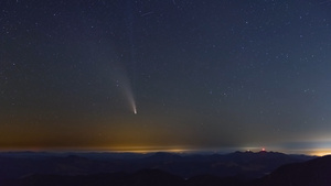 8K重峦叠嶂的山脉云海彗星星空延时20秒视频