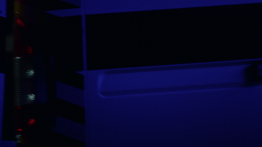 夜间救护车上有紧急灯光照明视频