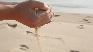 双手手捧沙子手握沙子海边18秒视频