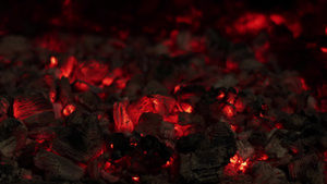 在壁炉中烧柴火和热煤炭16秒视频