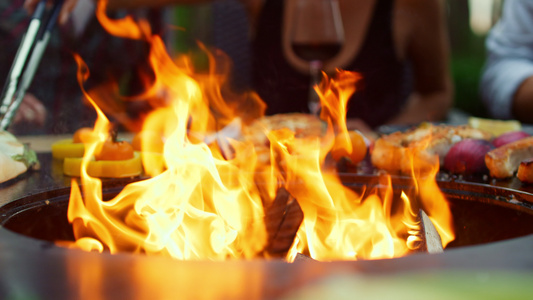 后院烧烤架上燃烧的火焰视频