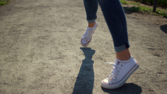 穿着运动鞋行走的特写女人腿视频