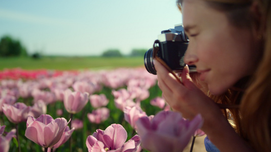 特写女人侧面拍摄花的照片视频