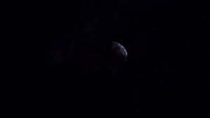 乌云遮住月亮17秒视频