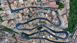 鸟瞰拉古萨伊布拉老城和蜿蜒的道路从意大利西西里岛21秒视频