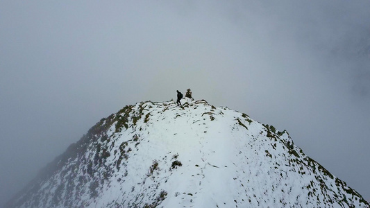攀登川西四姑娘山的摄影师视频