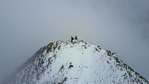 攀登川西四姑娘山的摄影师16秒视频