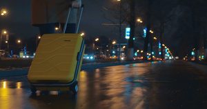 女旅行者在城市中用推车袋行走26秒视频