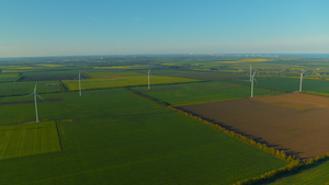 为可持续工业生产替代能源的鸟瞰图风力涡轮机30秒视频