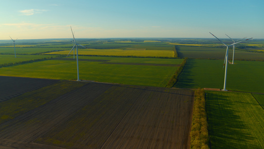 在农村景观中生产清洁替代能源的风力发电机的视图视频