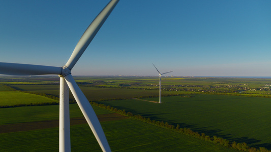 产生环保能源的风力涡轮机公园鸟瞰图视频
