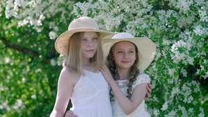 快乐的女朋友们在阳光明媚的度假日拥抱着夏日果园Summer7秒视频