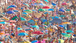 拥挤海滩在炎热的夏日的海岸线上的延时30秒视频